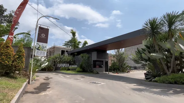 Gerbang masuk kawasan The Anvaya Residence dengan kanopi dan papan nama